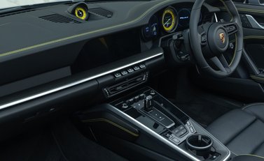 Porsche 911 Turbo S CABRIOLET (992) 21