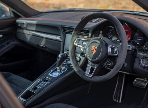 Porsche 911 (991.2) Carrera 4 GTS 11