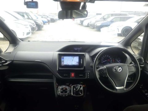 Toyota Voxy Hybrid 8