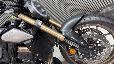 Honda CB650R 2020 NEO SPORT CAFE 9K MODERN CLASSIC 650CC 19