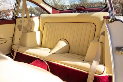 Aston Martin DB4 Series III 34