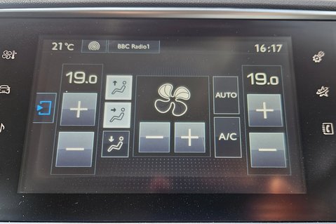 Peugeot 308 PURETECH ALLURE LAST OWNER SINCE 2017..7 SERVICES..SAT NAV.. £35 TAX.. 25