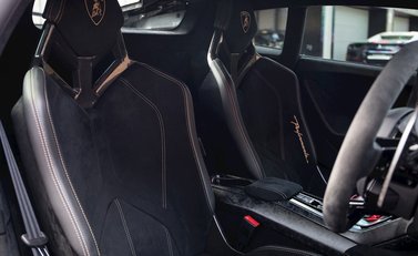 Lamborghini Huracan LP640-4 Performante 12