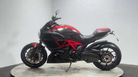 Ducati Diavel 1198 CARBON EDITION 24K 1 OWNER JUST SERVICED MOT APRIL 2027 4