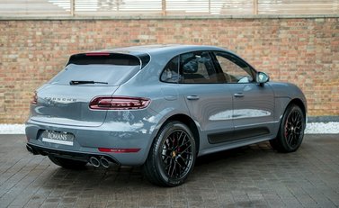 Porsche Macan GTS 32