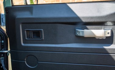 Land Rover Defender 110 Heritage Station Wagon 22