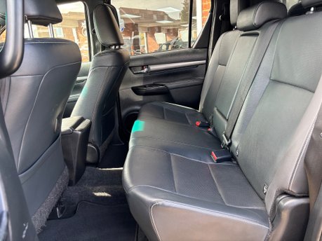 Toyota Hilux 2.8 D-4D Invincible X Pickup Double Cab 4dr Diesel Auto 4WD Euro 6 (204 ps) 17