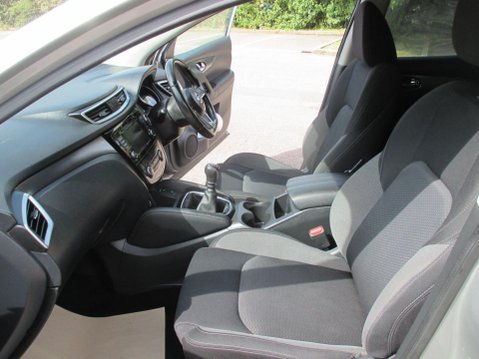 Nissan Qashqai 1.3 DIG-T N-Connecta Euro 6 (s/s) 5dr 27