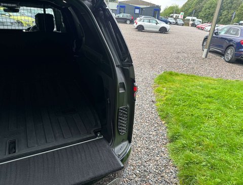 Land Rover Discovery 3.0 Discovery Dynamic HSE D MHEV Automatic 4WD 5dr 40