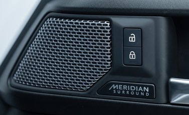 Land Rover Defender 90 V8 P525 URBAN 29