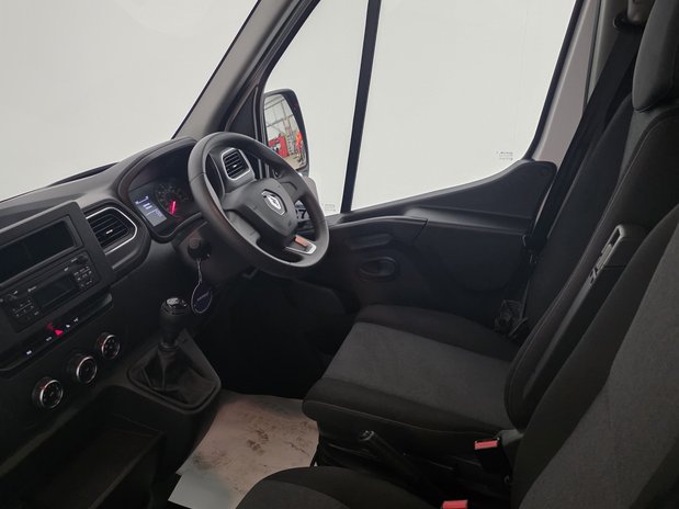 Renault Master RENAULT MASTER LWB DIESEL FWD LM35dCi 135 Business+ Medium Roof Van 18