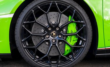 Lamborghini Huracan Spyder LP640-4 Performante 12