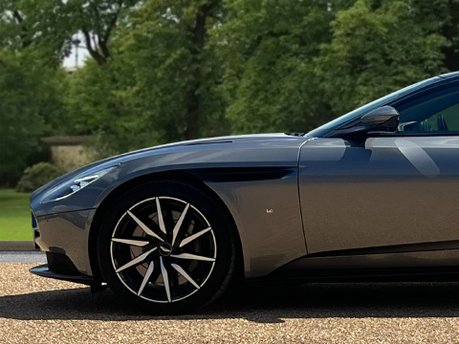 Aston Martin DB11 V12 10