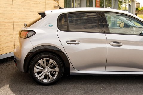 Peugeot 208 ALLURE PREMIUM 8