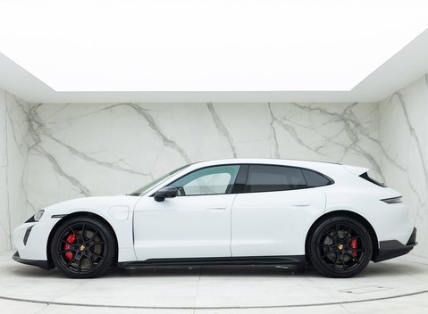 Porsche Taycan GTS Sport Turismo 2