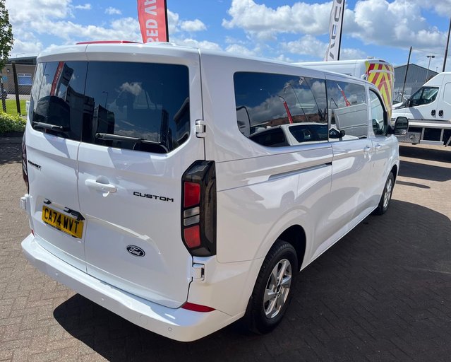 Ford Transit Custom TRANSIT CUSTOM 320 L2 DIESEL FWD 2.0 Eco Blue 136ps H1 Kombi Limited 9-Seat
