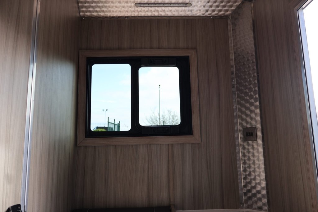 Renault Master 3.5 ton Coach Built Freddie Gover Horsebox with uprated suspension alloys  52