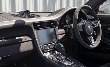 Porsche 911 Carrera GTS (991.2) 16