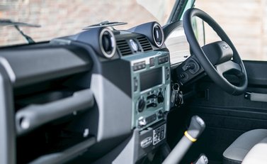 Land Rover Defender 90 Heritage 16