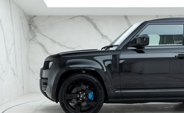 Land Rover Defender 90 V8 Bond Edition 26