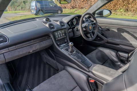 Porsche 718 Cayman GT4 8