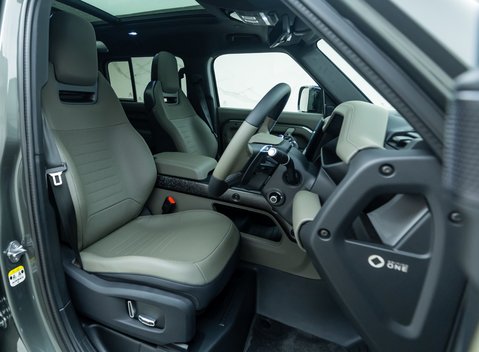 Land Rover Defender 110 OCTA EDITION ONE 16