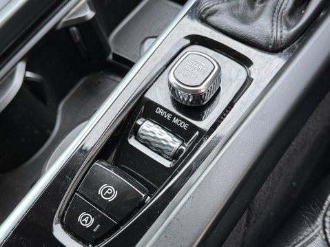 Volvo XC60 2.0 D4 Momentum SUV 5dr Diesel Auto AWD Euro 6 (s/s) (190 ps) 33