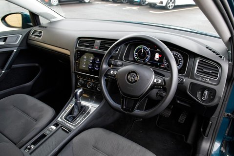 Volkswagen Golf E-GOLF 4