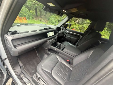 Land Rover Defender 3.0 Defender X-Dynamic S D MHEV Auto 4WD 5dr 32