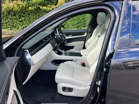 Jaguar F-Pace 2.0 D200 MHEV R-Dynamic Black Auto AWD Euro 6 (s/s) 5dr 31