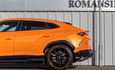 Lamborghini Urus Pearl Capsule 31