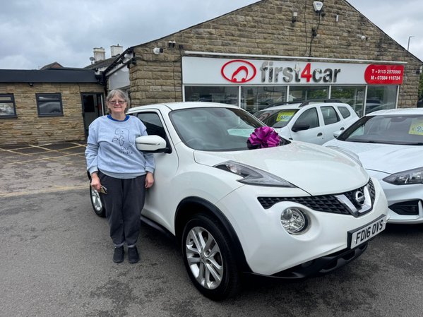 Michelle from Leeds collecting her new Nissan Juke.