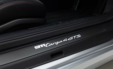 Porsche 911 Targa 4 GTS (992) 36