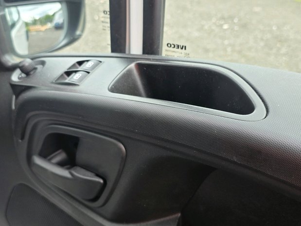 Iveco Daily 35C Hi-Matic Business Curtain / Box with column Tail-lift 11