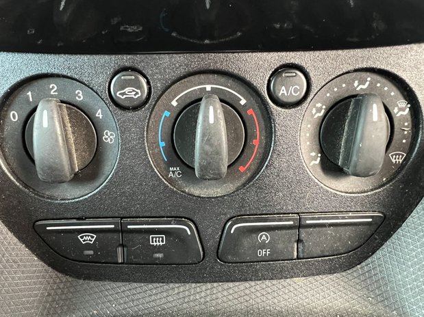 Ford Transit Connect SWB L1H1 Limited 200 Air Con Alloys Camera Sensors EURO 6 NO VAT 29