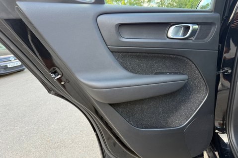 Volvo XC40 B4 INSCRIPTION PRO AWD MHEV - ONE OWNER - PAN ROOF - APPLE CARPLAY  28