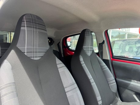 Peugeot 108 PURETECH ALLURE 6