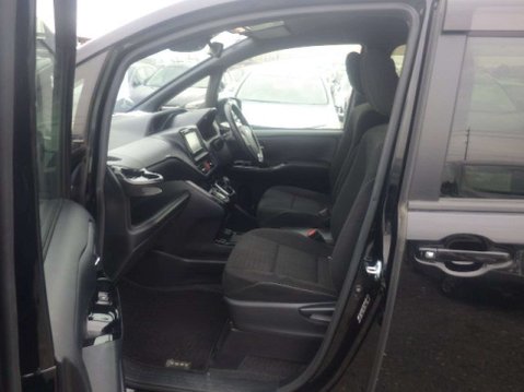 Toyota Voxy Hybrid 13