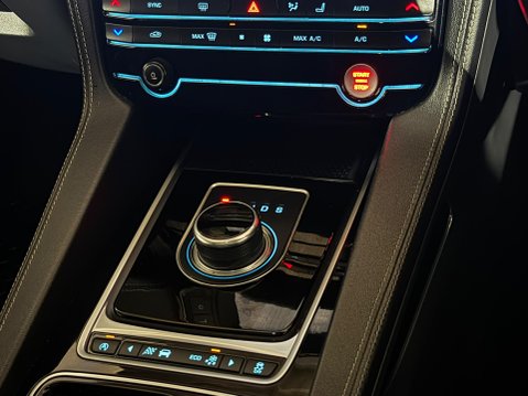 Jaguar F-Pace R-SPORT AWD 16