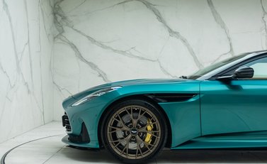 Aston Martin DB12 V8 30