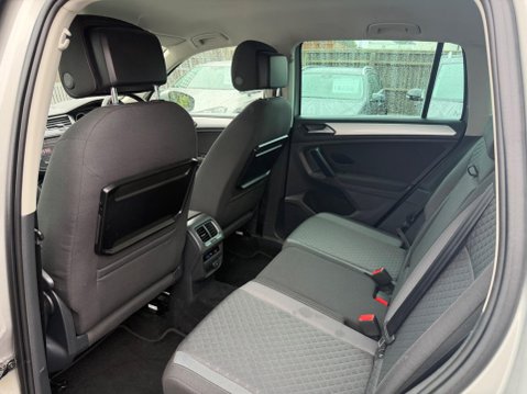 Volkswagen Tiguan 2.0 TDI SE Navigation DSG 4Motion Euro 6 (s/s) 5dr 43