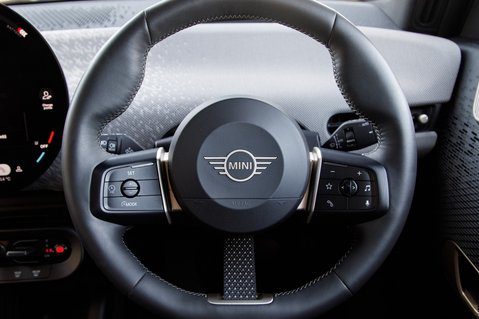 Mini Hatch SE EXCLUSIVE 23