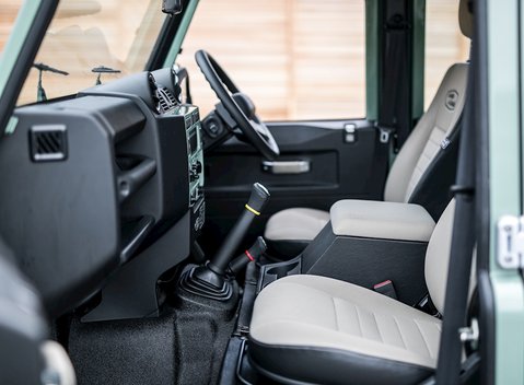 Land Rover Defender 110 Heritage 18