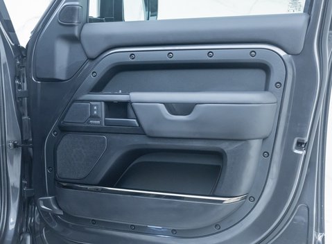 Land Rover Defender OCTA EDITION ONE 36