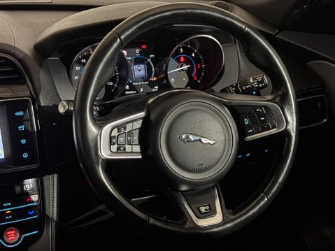 Jaguar F-Pace R-SPORT AWD 14