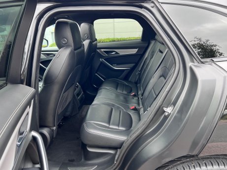 Jaguar F-Pace 2.0 D200 MHEV R-Dynamic SE Auto AWD Euro 6 (s/s) 5dr 70