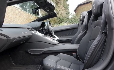 Lamborghini Aventador LP 700-4 Roadster 7