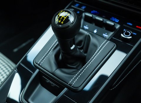 Porsche 911 GT3 TOURING (992) 21