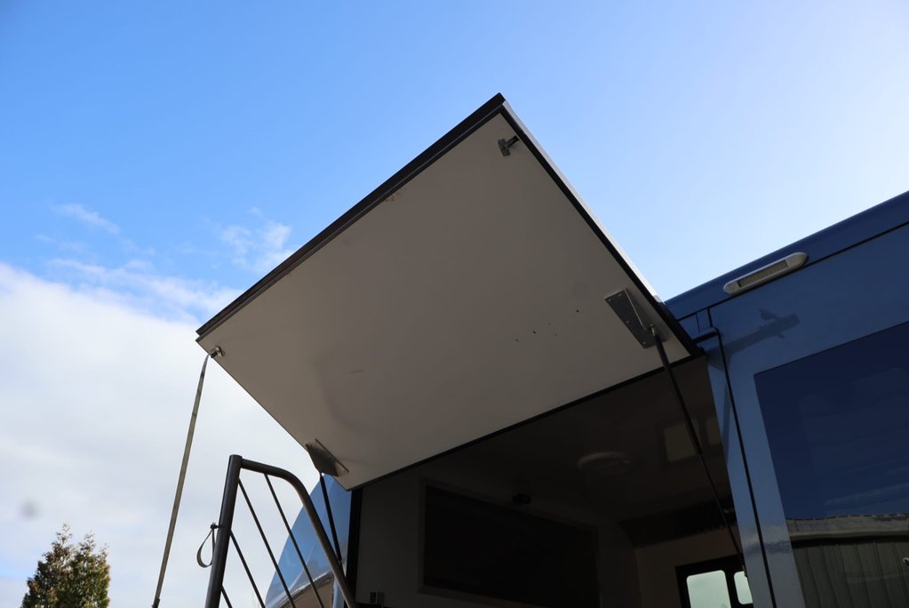 Renault Master 3.5 ton Coach Built Freddie Gover Horsebox with uprated suspension alloys  32