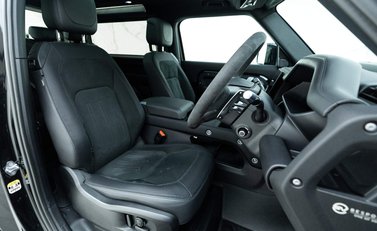 Land Rover Defender 90 V8 Bond Edition 14
